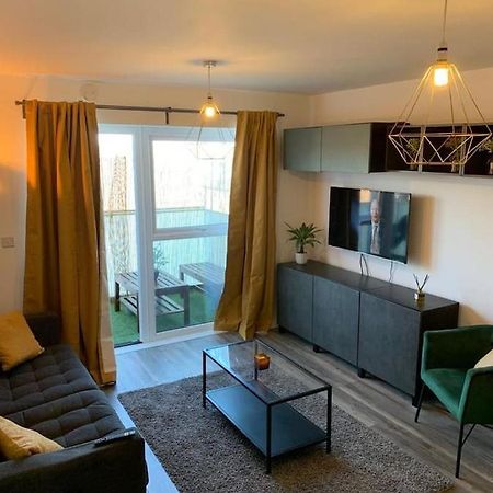 Lovely 1-Bed Serviced Apartment With Free Parking West Thurrock Exterior foto